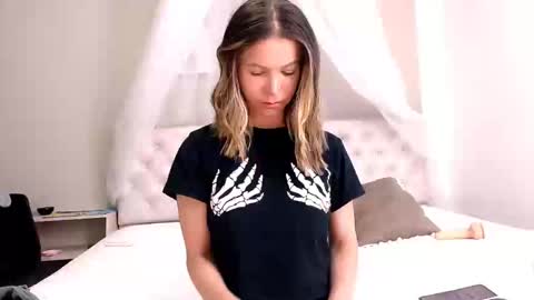 Snapshot of cherrycoloured chatting on December 4, 9:57 pm Anna online show from December 4, 9:57 pm