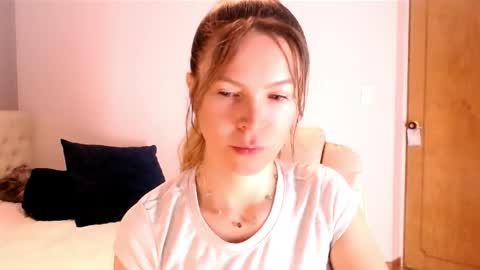 Snapshot of cherrycoloured chatting on November 19, 2:22 am Anna online show from November 19, 2:22 am