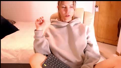 Snapshot of cherrycoloured chatting on November 20, 2:34 am Anna online show from November 20, 2:34 am