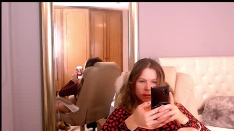 Snapshot of cherrycoloured chatting on December 4, 2:32 am Anna online show from December 4, 2:32 am