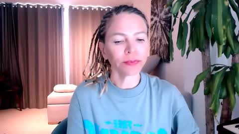 Snapshot of cherrycoloured chatting on February 3, 12:43 pm Anna online show from February 3, 12:43 pm