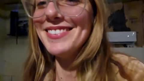 Snapshot of chezzaluna chatting on December 2, 3:58 am Chezza online show from December 2, 3:58 am