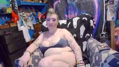 Snapshot of chiaroscurosiren chatting on December 15, 6:17 am CurvySiren online show from December 15, 6:17 am