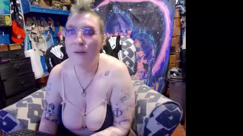 Snapshot of chiaroscurosiren chatting on December 16, 4:06 am CurvySiren online show from December 16, 4:06 am