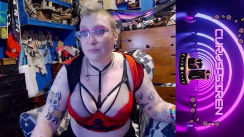 Snapshot of chiaroscurosiren chatting on December 17, 3:45 am CurvySiren online show from December 17, 3:45 am