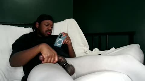 Snapshot of chicagothirdleg chatting on February 6, 5:45 am Que online show from February 6, 5:45 am