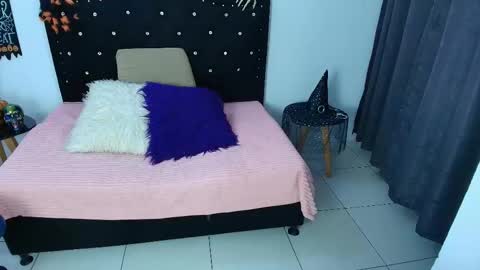 Snapshot of chikis__f_w chatting on October 21, 12:00 am LAURA online show from October 21, 12:00 am