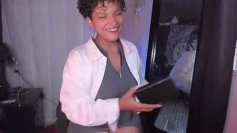 chloe_kisses2 online show from June 19, 11:36 am