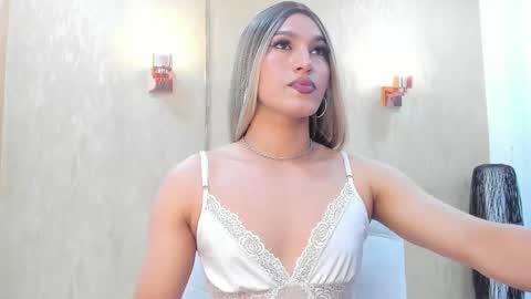 chloe_luxury online show from March 6, 9:55 pm