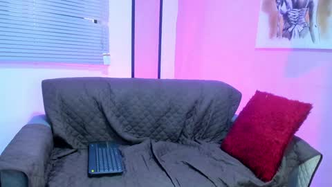 Snapshot of chloe_madisson chatting on January 18, 5:15 pm chloe online show from January 18, 5:15 pm