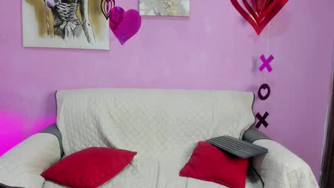 Snapshot of chloe_madisson chatting on February 14, 2:33 pm chloe online show from February 14, 2:33 pm