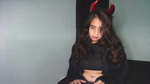 Snapshot of chloe_maia1 chatting on October 25, 1:35 am AMY online show from October 25, 1:35 am