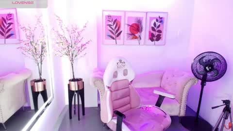 Snapshot of chloe_meoww chatting on May 18, 11:49 am Chloe online show from May 18, 11:49 am