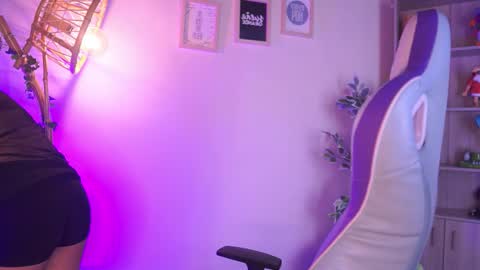 CLOE  online show from February 2, 5:33 pm