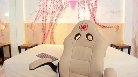 Snapshot of chloe_murray chatting on February 9, 11:47 am CHLOE online show from February 9, 11:47 am