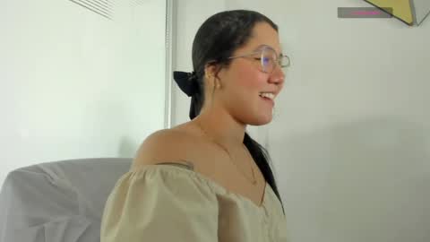 chloe_thomsoon online show from May 7, 8:47 pm