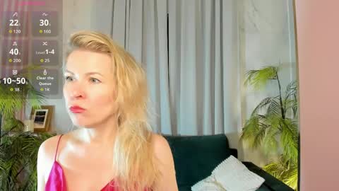 Snapshot of chloeblurr chatting on April 19, 11:42 am Julia online show from April 19, 11:42 am