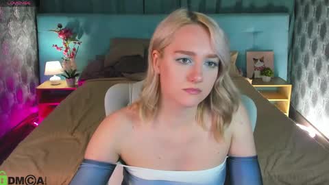 Chloe Deccker online show from May 17, 2:20 am