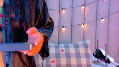 C H L O E  online show from February 22, 11:31 am