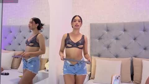 C H L O E  M O O N online show from March 31, 11:10 am