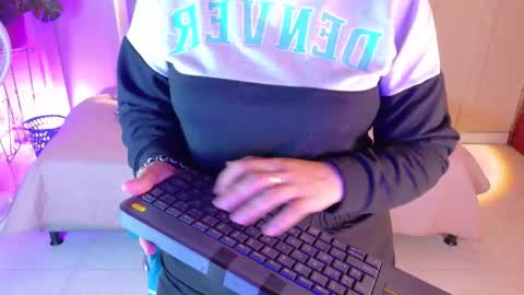 Snapshot of chloerossee chatting on February 14, 1:24 am Chloe rosse online show from February 14, 1:24 am