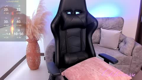 Laura online show from April 10, 7:07 pm