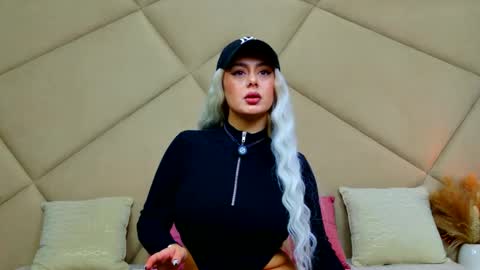 Chloe Vee online show from February 9, 6:17 am