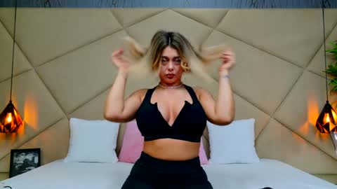 Chloe Vee online show from April 20, 4:59 am