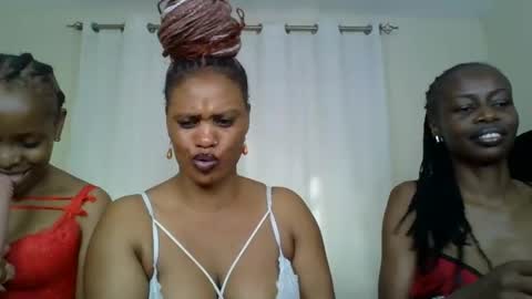 Snapshot of choco_violet chatting on February 12, 11:07 am VIOLET online show from February 12, 11:07 am