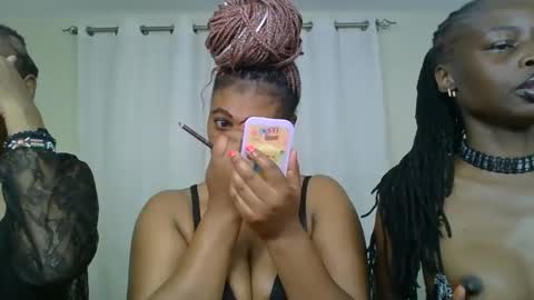 Snapshot of choco_violet chatting on February 13, 4:43 am VIOLET online show from February 13, 4:43 am