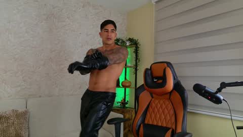 Snapshot of chris_reilly chatting on December 7, 2:42 am chris reilly online show from December 7, 2:42 am