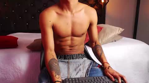 Snapshot of chris_weell chatting on December 5, 1:14 am Chris Weell online show from December 5, 1:14 am