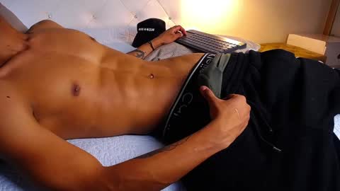 Snapshot of chris_weell chatting on February 15, 8:22 pm Chris Weell online show from February 15, 8:22 pm