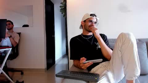 Im Chirs IM MODEL INDEPENDT online show from December 15, 6:45 pm