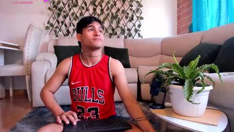 Snapshot of chriss_wg_ chatting on December 16, 6:57 pm Christian Wang online show from December 16, 6:57 pm