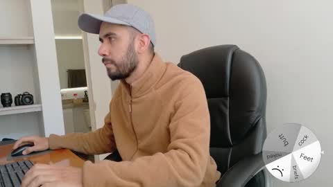 Snapshot of chrissmithin5 chatting on November 22, 4:06 pm Cardamomo online show from November 22, 4:06 pm