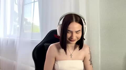 christelgabisi online show from May 15, 12:45 pm