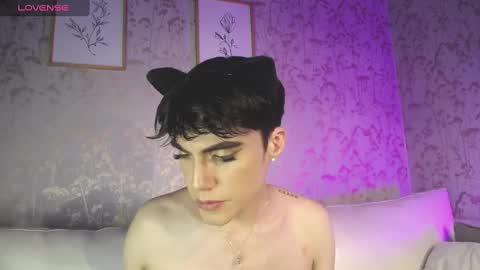 Snapshot of christianm_18 chatting on December 3, 2:03 am Chris online show from December 3, 2:03 am