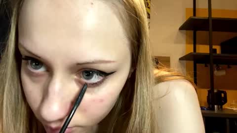 Snapshot of christinebrillhart chatting on March 4, 4:35 pm Bella online show from March 4, 4:35 pm