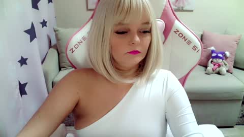 Snapshot of christirose chatting on December 9, 7:28 am Christi online show from December 9, 7:28 am