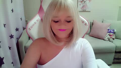 Snapshot of christirose chatting on January 19, 1:12 pm Christi online show from January 19, 1:12 pm