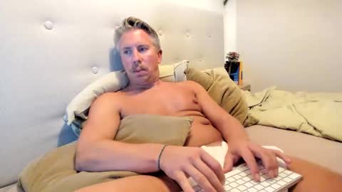 Snapshot of chrsbang chatting on December 18, 5:52 pm ChrisBang online show from December 18, 5:52 pm