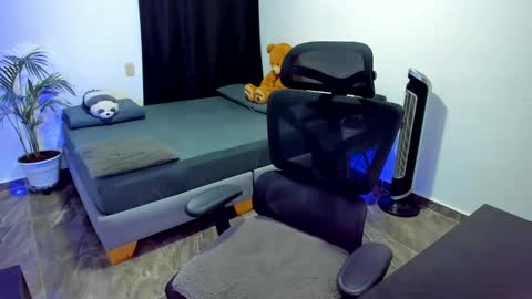 Snapshot of cinamon_kingdom chatting on September 16, 12:00 am Luna and Sebas online show from September 16, 12:00 am