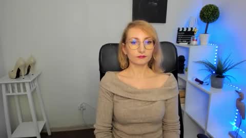 Snapshot of cinderellamoon chatting on February 16, 6:42 am Cinderella online show from February 16, 6:42 am