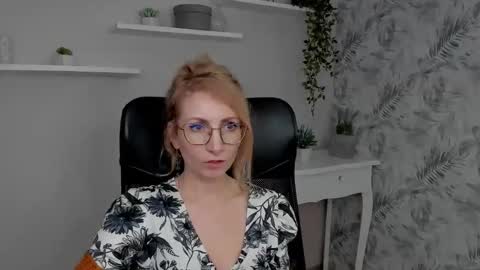 Snapshot of cinderellamoon chatting on February 18, 6:42 am Cinderella online show from February 18, 6:42 am