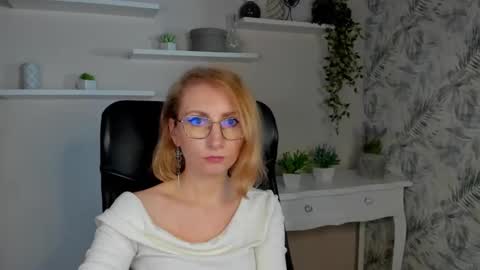 Snapshot of cinderellamoon chatting on February 19, 6:31 am Cinderella online show from February 19, 6:31 am