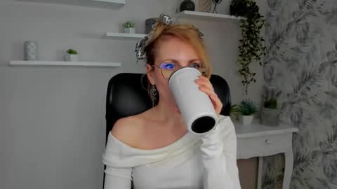 Snapshot of cinderellamoon chatting on February 20, 6:48 am Cinderella online show from February 20, 6:48 am