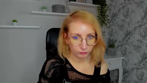 Snapshot of cinderellamoon chatting on February 23, 6:33 am Cinderella online show from February 23, 6:33 am