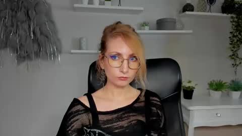 Snapshot of cinderellamoon chatting on February 24, 6:55 am Cinderella online show from February 24, 6:55 am