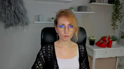 Snapshot of cinderellamoon chatting on February 25, 6:45 am Cinderella online show from February 25, 6:45 am